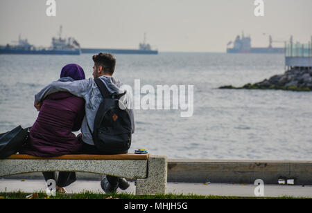 Junges Paar in Liebe, Ruhe in durch den Bosporus, Istanbul - Türkei. Stockfoto