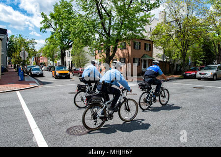 WASHINGTON D.C., USA - Mai, 2 2014 - Fahrrad Polizisten in Georgetownon sonnigen Tag Stockfoto