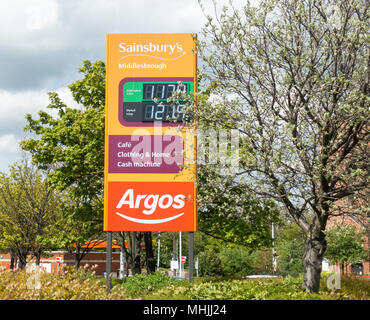 Sainsbury's Supermarkt/Argos Zeichen außerhalb Store in Middlesbrough, England. Großbritannien Stockfoto