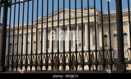 St. Petersburg, Russland, March 22, 2016 Zaun des Russischen Museums in St. Petersburg Stockfoto