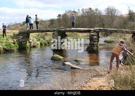 Zwei Brücken ist eine isolierte Lage am Fluss West Dart mit Wanderer im Herzen des Nationalparks Dartmoor, Devon, England, UK, PETER GRANT beliebte Stockfoto