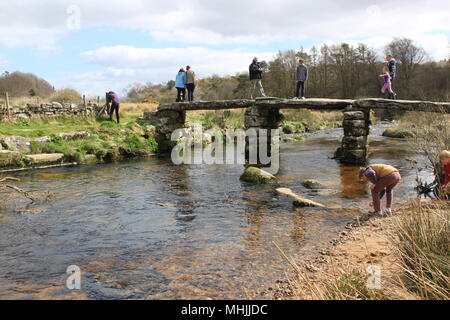 Zwei Brücken ist eine isolierte Lage am Fluss West Dart mit Wanderer im Herzen des Nationalparks Dartmoor, Devon, England, UK, PETER GRANT beliebte Stockfoto