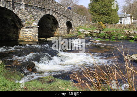 Zwei Brücken ist eine isolierte Lage am Fluss West Dart mit Wanderer im Herzen des Nationalparks Dartmoor, Devon, England, UK, PETER GRANT beliebte Stockfoto