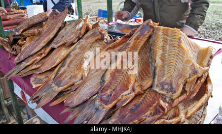 Die Spezialität der Fischmarkt Karpfen geräuchert und getrocknet. Stockfoto