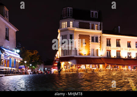 PARIS, Frankreich, 12. Oktober 2012: Cafe am Platz in Montmartre in der Nacht. Oktober 12th, 2012. Paris, Frankreich. Stockfoto