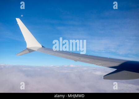 Mond, Wolken und Himmel von einem Flugzeug gesehen. Stockfoto