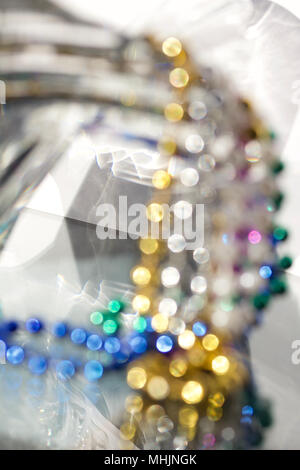 Abstrakte makro Blick auf bunte Bokeh mit schönen defokussierten Kristallglas und bunten Perlen erstellt Stockfoto