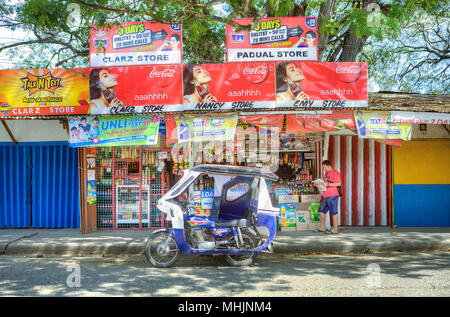 Lebensstil in eine philippinische Nachbarschaft in Puerto Princesa, Palawan, Philippinen. Drei Viertel Convenience Stores (Sari Sari) arbeiten gemeinsam an der Prov Stockfoto