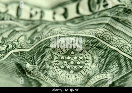 Flache Mittelpunkt der Sterne von das große Siegel auf einem Zerknitterten amerikanischer Dollar Bill. Stockfoto