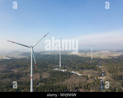 Windkraftanlagen im Winter - Bird's Eye View Stockfoto