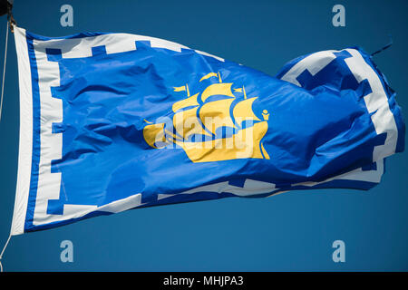 Flagge der Stadt Quebec auf blauem Hintergrund Stockfoto