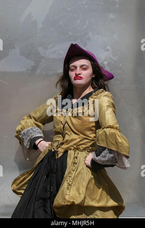 Die erwachsenen Frauen Harlekin Hofnarr Kostüm, Catsuit, Kragen und Hut, Blackpool, Großbritannien Stockfoto