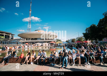 Gomel, Belarus. Die Menschen in der Nähe von Brunnen im Sommer sonnigen Tag sitzen. Stockfoto