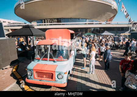Gomel, Belarus. Menschen zu Fuß in der Nähe von Essen Auto auf gastronomische Festival City Essen im Sommer sonnigen Tag. Stockfoto