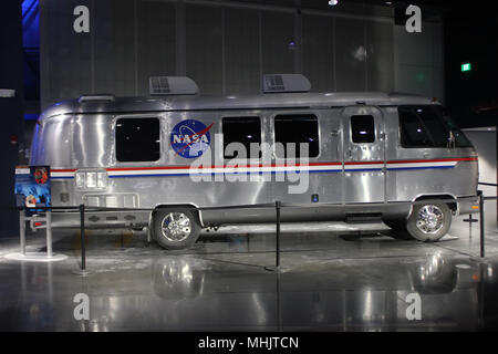 Apollo Astronaut van durchgeführt, um die Raumfahrt Astronauten zur Saturn V-Raketen in Launch Pad, Kennedy Space Center Visitor am Dez. 20, 2010 Komplexe in Kapstadt Stockfoto