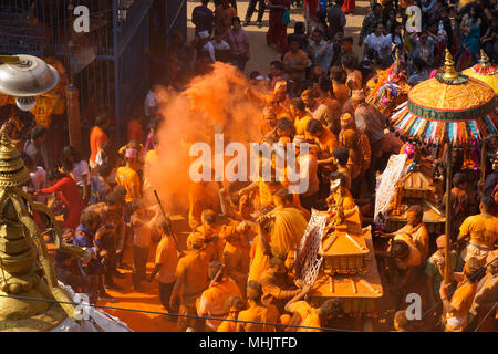 Wagen und Hingabe während Thimi Farbe festival (Sindoor Jatra), Nepali neues Jahr, April 2018 Stockfoto