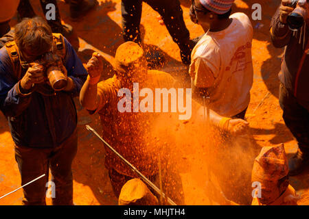 Straße Fotograf während Thimi Farbe festival (Sindoor Jatra), Nepali neues Jahr, April 2018 Stockfoto