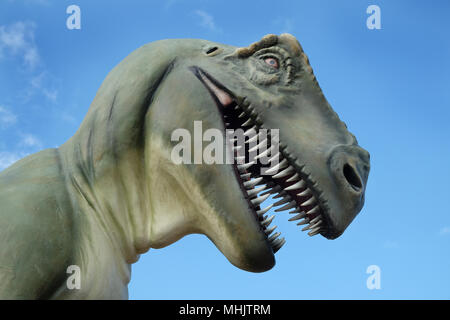 Tyrannosaurus ist eine Gattung der coelurosaurian Theropode Saurier. Kunststoff und Fiberglas Modell als Attraktion im Garten Center. Stockfoto