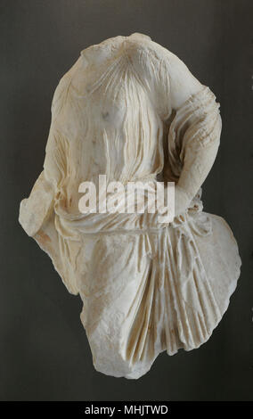 Die Brüstung der Athena Nike Tempel. Nike in einer ruhigen darstellen. Südlich des Westens Attika. 5. Jahrhundert v. Chr.. Akropolis Museum. Athen. Griechenland.. Stockfoto