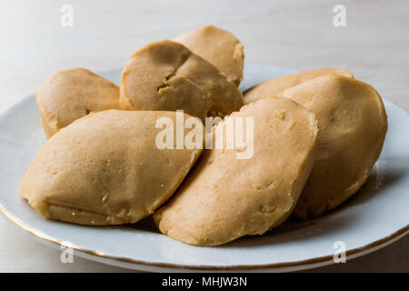 Un-Helvasi, Helva oder Halva mit Mehl, Butter und Milch. Traditionelle Dessert. Stockfoto