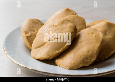 Un-Helvasi, Helva oder Halva mit Mehl, Butter und Milch. Traditionelle Dessert. Stockfoto