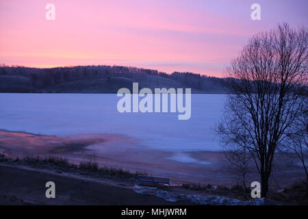 Blick aus dem Fenster auf den See und die Berge Eis bedeckt in Abend Stockfoto