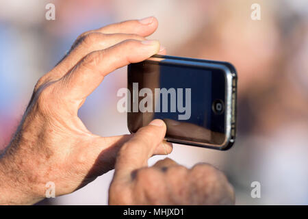 Alter Mann die Hände mit Mobiltelefon Stockfoto