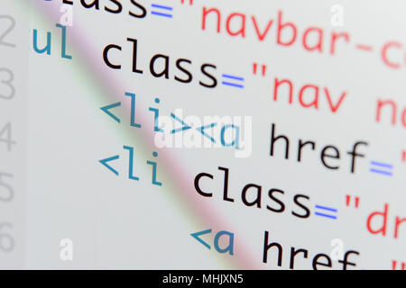 Html Code entwickeln. Programmierung Workflow abstrakter Algorithmus Konzept. Zeilen HTML-Code sichtbar. Stockfoto