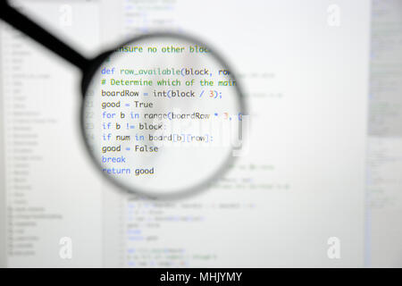 Real Python Code entwickeln. Programmierung Workflow abstrakter Algorithmus Konzept. Linien von Python Code sichtbar unter der Lupe. Stockfoto