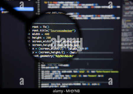 Real Python Code entwickeln. Programmierung Workflow abstrakter Algorithmus Konzept. Linien von Python Code sichtbar unter der Lupe. Stockfoto