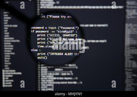 Real Python Code entwickeln. Programmierung Workflow abstrakter Algorithmus Konzept. Linien von Python Code sichtbar unter der Lupe. Stockfoto