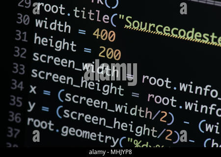 Real Python Code entwickeln. Programmierung Workflow abstrakter Algorithmus Konzept. Linien von Python Code sichtbar unter der Lupe. Stockfoto