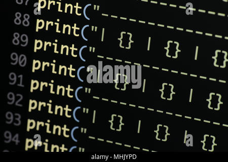 Real Python Code entwickeln. Programmierung Workflow abstrakter Algorithmus Konzept. Linien von Python Code sichtbar unter der Lupe. Stockfoto