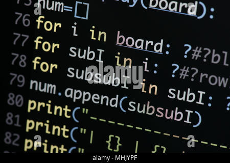 Real Python Code entwickeln. Programmierung Workflow abstrakter Algorithmus Konzept. Linien von Python Code sichtbar unter der Lupe. Stockfoto
