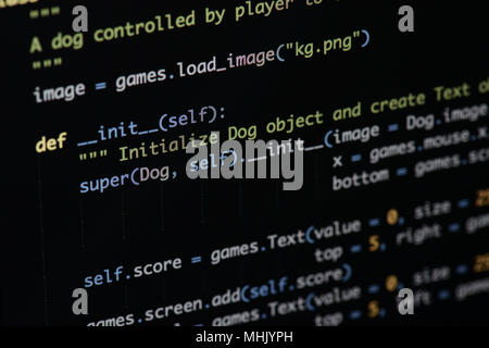 Real Python Code entwickeln. Programmierung Workflow abstrakter Algorithmus Konzept. Linien von Python Code sichtbar unter der Lupe. Stockfoto