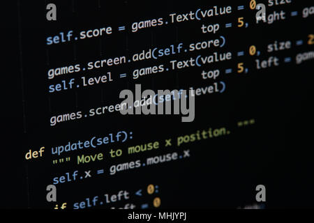 Real Python Code entwickeln. Programmierung Workflow abstrakter Algorithmus Konzept. Linien von Python Code sichtbar unter der Lupe. Stockfoto