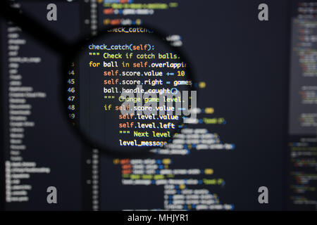 Real Python Code entwickeln. Programmierung Workflow abstrakter Algorithmus Konzept. Linien von Python Code sichtbar unter der Lupe. Stockfoto