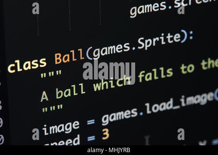 Real Python Code entwickeln. Programmierung Workflow abstrakter Algorithmus Konzept. Linien von Python Code sichtbar unter der Lupe. Stockfoto