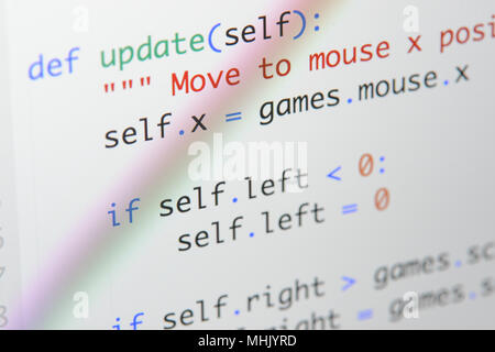 Real Python Code entwickeln. Programmierung Workflow abstrakter Algorithmus Konzept. Linien von Python Code sichtbar unter der Lupe. Stockfoto