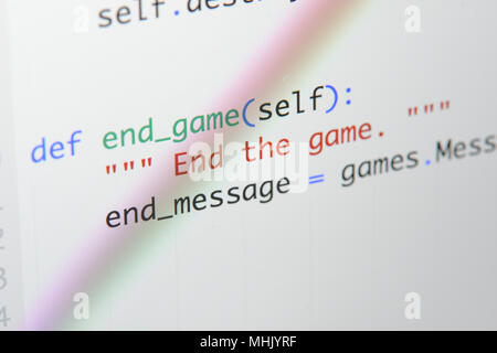 Real Python Code entwickeln. Programmierung Workflow abstrakter Algorithmus Konzept. Linien von Python Code sichtbar unter der Lupe. Stockfoto