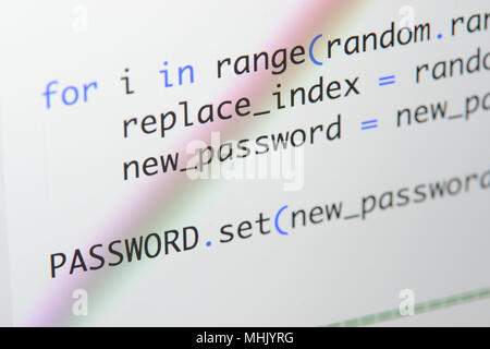 Real Python Code entwickeln. Programmierung Workflow abstrakter Algorithmus Konzept. Linien von Python Code sichtbar unter der Lupe. Stockfoto