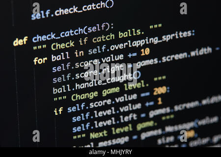 Real Python Code entwickeln. Programmierung Workflow abstrakter Algorithmus Konzept. Linien von Python Code sichtbar unter der Lupe. Stockfoto