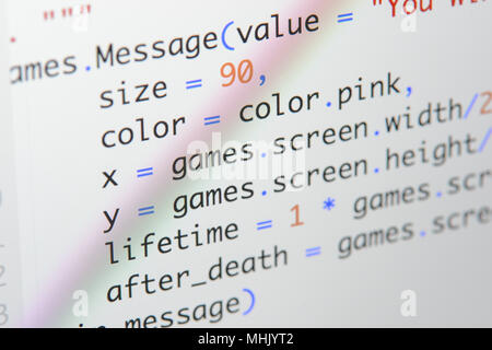 Real Python Code entwickeln. Programmierung Workflow abstrakter Algorithmus Konzept. Linien von Python Code sichtbar unter der Lupe. Stockfoto