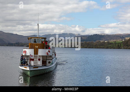 Die MV Raven, ein Ullswater Dampfgarer im Nationalpark Lake District in England, nähert sich Pooley Bridge Jetty. Im Jahr 1889 erbaut. Stockfoto