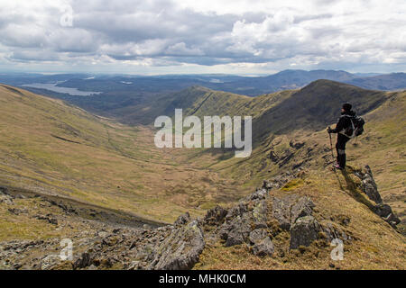 Weibliche Wanderer mit Blick auf die Berge der Fairfield Horseshoe Wanderung im Nationalpark Lake District in England. Stockfoto