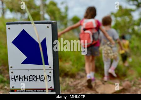 Hammerhead und Spider bait Mountainbike-strecke Zeichen, Mount Stuart Wanderwege, Townsville, Queensland, Australien Stockfoto