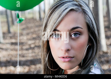 Schöne blondes Mädchen, gekleidet in grün, in den Wald in Fuente Vaqueros, Granada, Andalusien, Spanien Stockfoto