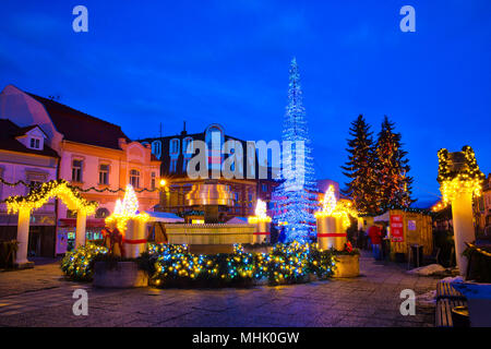 POPRAD, Slowakei - Januar 2018 - St. Egidius Straße bei Nacht mit Weihnachtsschmuck und Leuchten, Poprad, Slowakei, Europa. Stockfoto