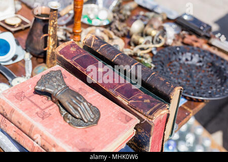 Flohmarkt Zähler. Alte vintage alter Bücher, Bronze türklopfer und anderen Retro waren bei Swap Meet Stockfoto
