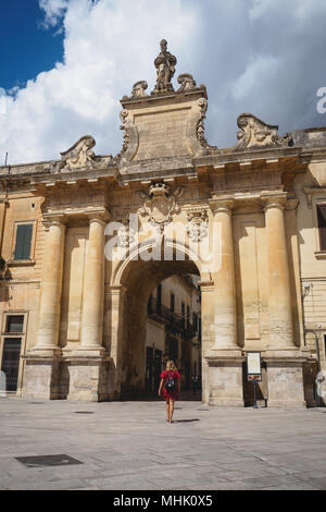 Lecce (Italien), August 2017. Porta San Biagio. Hochformat. Stockfoto